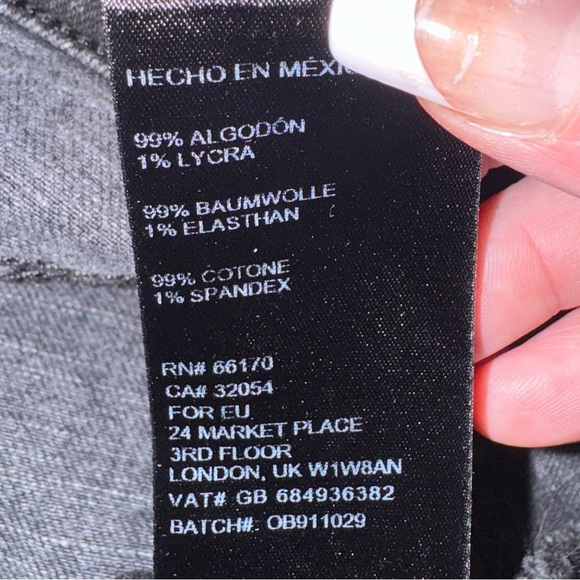 BDG Girlfriend Washed Blacked Distressed raw Hem
High-Waisted Denim Shorts 29 - Picture 5 of 14